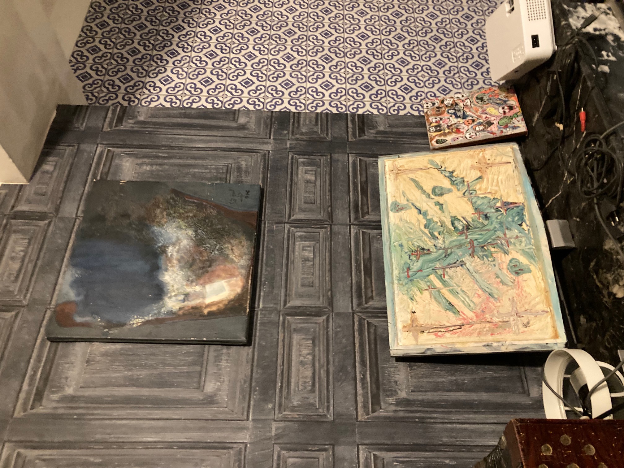 Espace de projection avec œuvres et projecteur