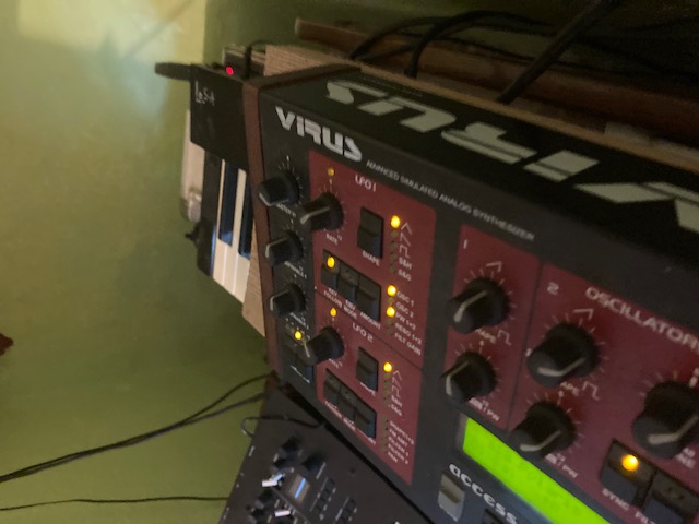 Synthétiseur Access Virus allumé dans le home-studio