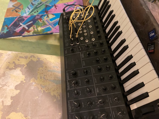 Synthétiseur semi-modulaire Korg MS-20 et câbles de patch