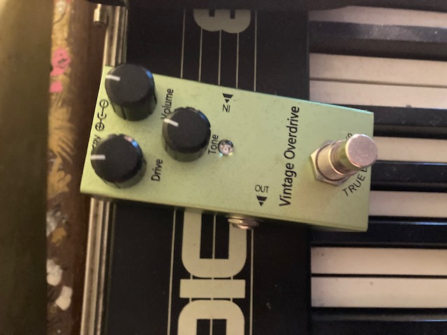 Pédale Vintage Overdrive posée sur un clavier