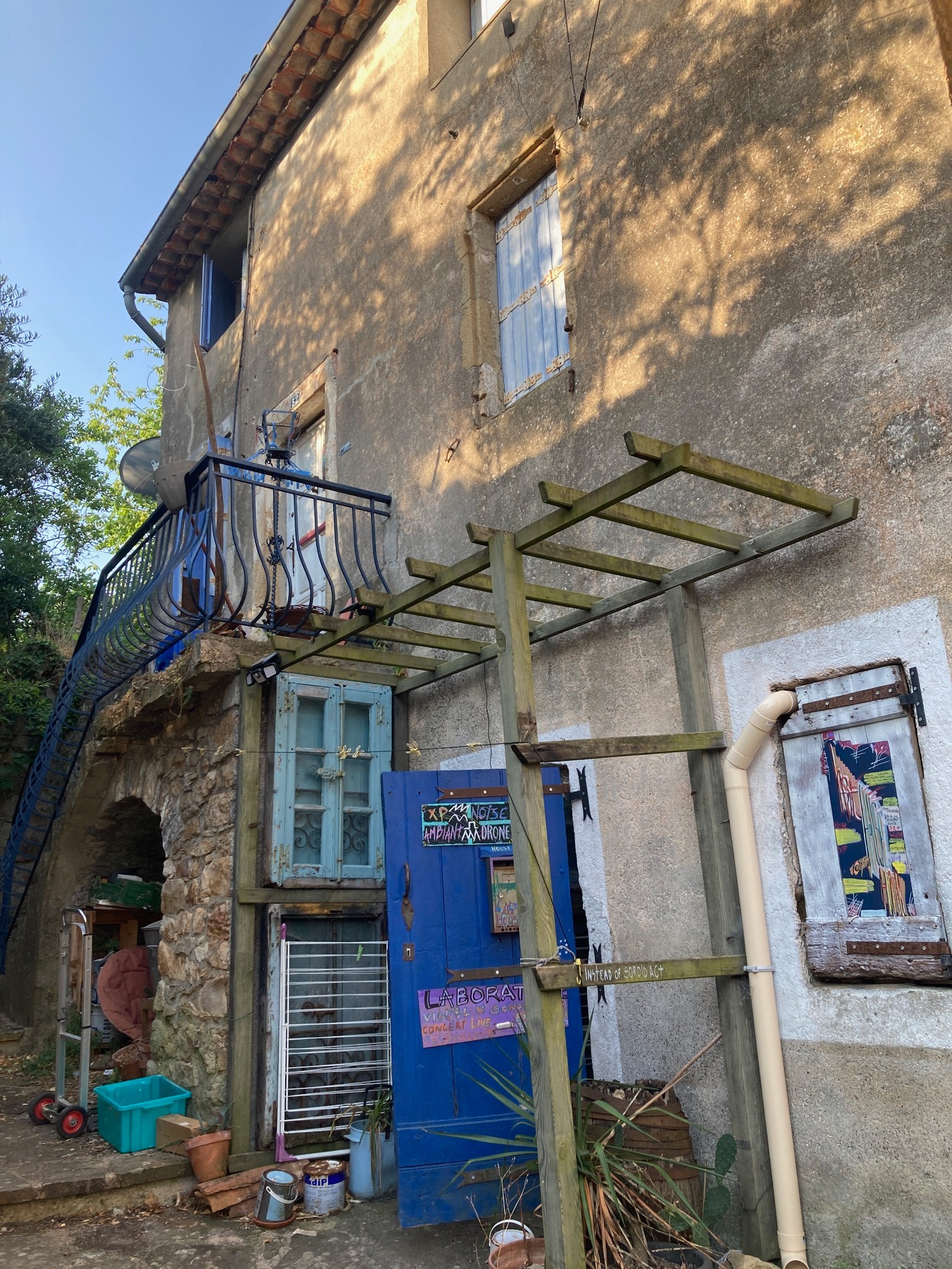 Façade extérieure et entrée du laboratoire